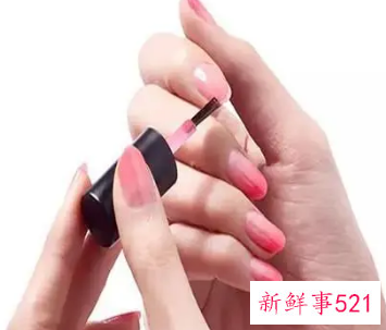 如何涂抹指甲油