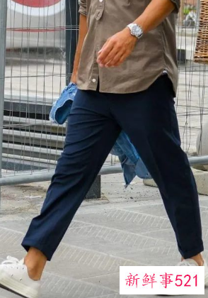 小白鞋西裤搭配