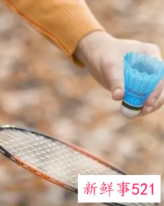 男人眼中打羽毛球的女人