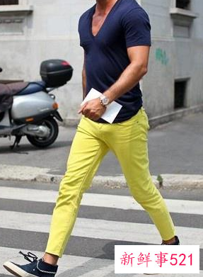 黄色运动裤搭配