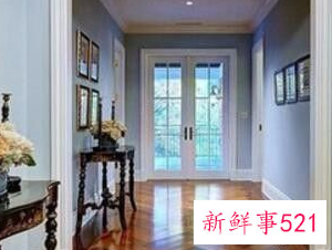 红色木地板配什么颜色的家具