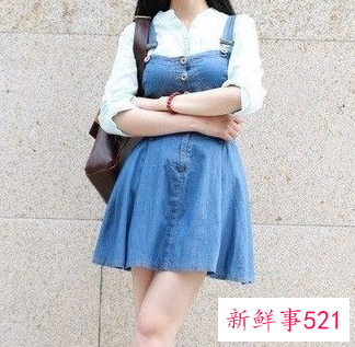 牛仔背带裙外套搭配图
