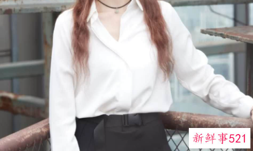 百褶裙黑色的配什么衣服好