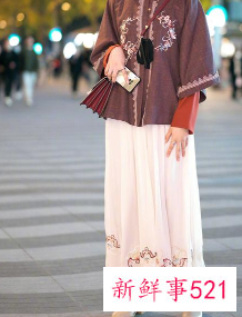 长裙靴子怎么搭配