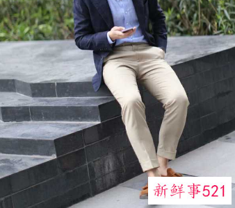 男士休闲皮鞋配什么衣服