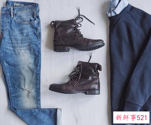 藏青色卫衣配牛仔裤