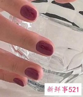 女生什么颜色指甲好看