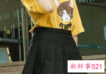 百褶裙黑色的配什么衣服好