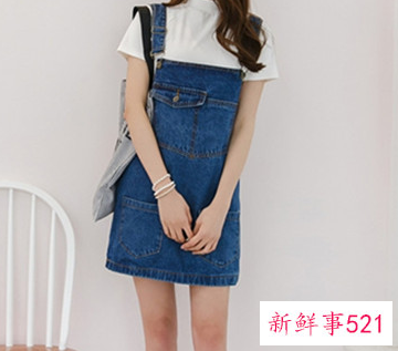 牛仔背带裙外套搭配图