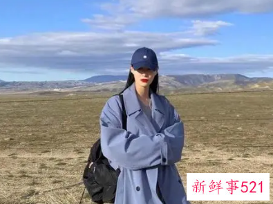 蓝色大衣配什么帽子