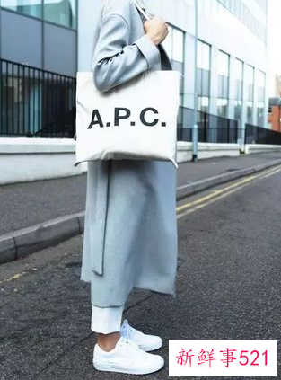 小白鞋西裤搭配