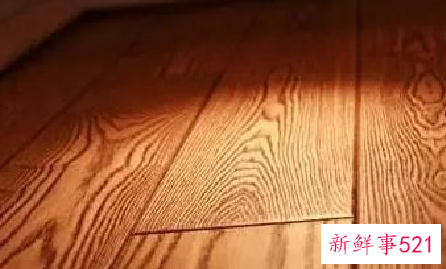 地板与地板之间缝隙很大