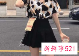 百褶裙黑色的配什么衣服好