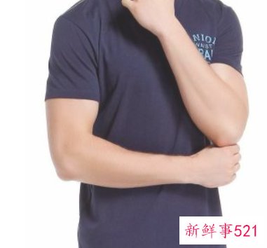 藏青色卫衣配牛仔裤