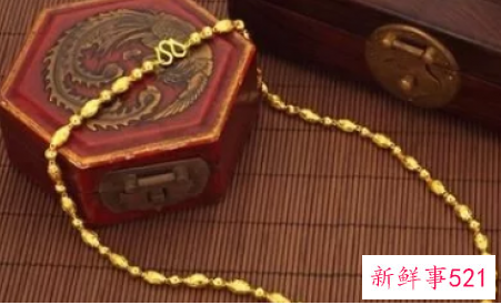 穿裙子佩戴黄金项链还是白金好看