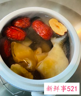 海参和花胶炖鸡汤的做法