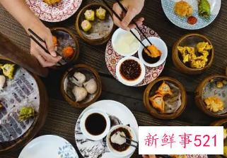 梦到自己吃饭吃很多