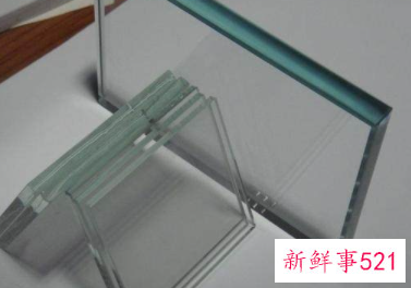 啤酒瓶的碎玻璃渣装饰的橱柜台面太美了