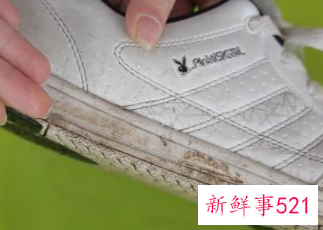 粉色运动鞋脏了怎么洗得干净