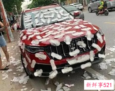 男子斜跨自己的两个车位停车被投诉，遭物业锁车贴条