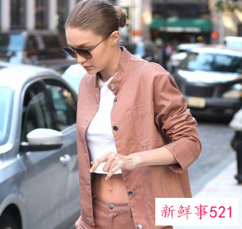 粉红色的皮衣怎么搭配好