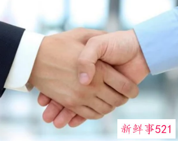 和领导握手要双手吗