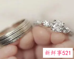 刚谈恋爱就送戒指的男生