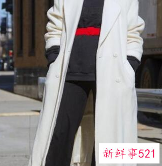 白色大衣里面搭配什么