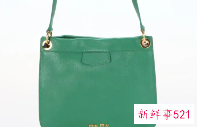 包包的调节扣在前面还是后面