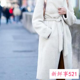 白色大衣里面搭配什么