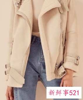 牛仔裤搭配什么样的上衣秋冬