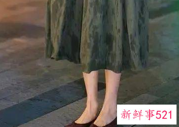 矮个子穿过膝裙配什么鞋子