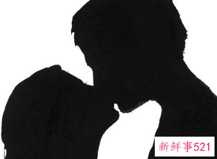 男人吻你的耳朵代表什么意思呢