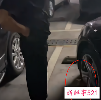 男子斜跨自己的两个车位停车被投诉，遭物业锁车贴条