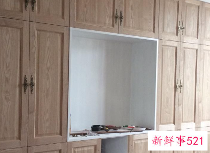 衣柜定制好还是木工做好