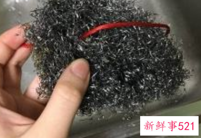 男子斜跨自己的两个车位停车被投诉，遭物业锁车贴条