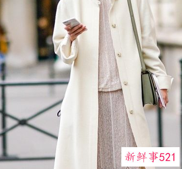 白色大衣里面搭配什么