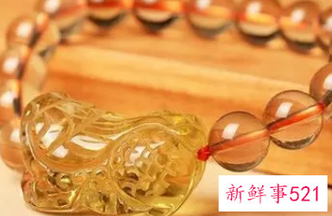 属虎人戴什么招财