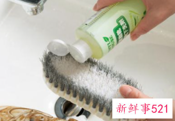 粉色运动鞋脏了怎么洗得干净