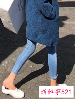 牛仔裤搭配什么样的上衣秋冬