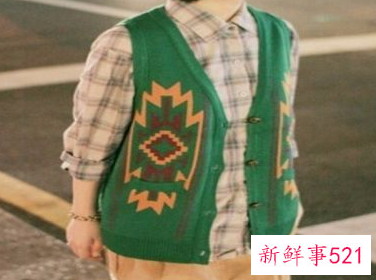 绿色毛衣背心配什么内搭