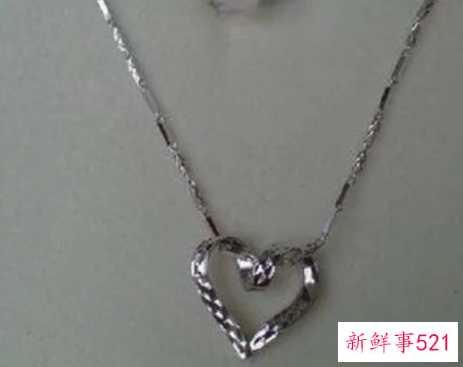 穿裙子佩戴黄金项链还是白金好看