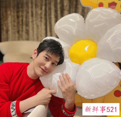 黄晓明晒照庆贺44岁生日