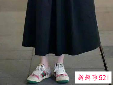 矮个子穿过膝裙配什么鞋子