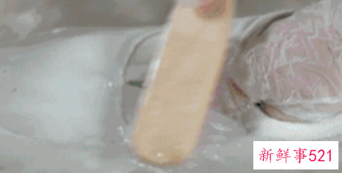 白色鞋子弄上茶渍怎么清洗