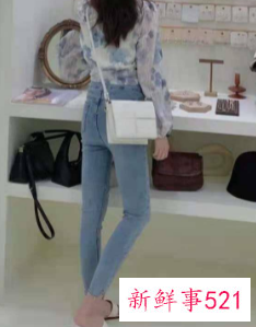 牛仔裤搭配什么样的上衣秋冬