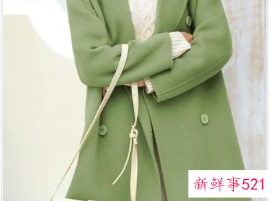 绿色大衣里面应该怎么搭配
