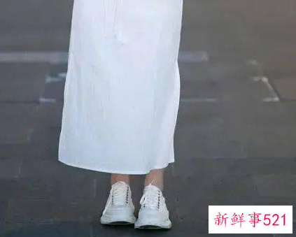 矮个子穿过膝裙配什么鞋子