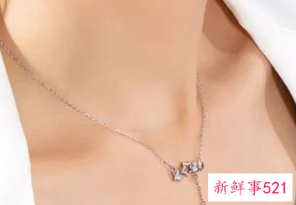 穿裙子佩戴黄金项链还是白金好看