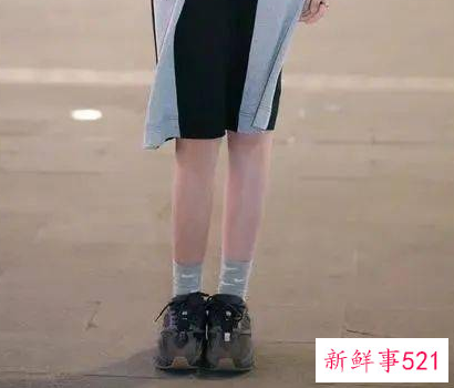 矮个子穿过膝裙配什么鞋子